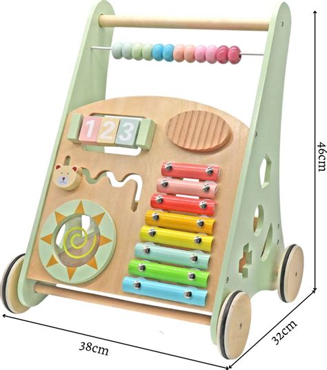 Collage aus verschiedenen Lernspielzeugen für Babys, darunter Lauflernwagen, Spieltische und Motorikspielzeug