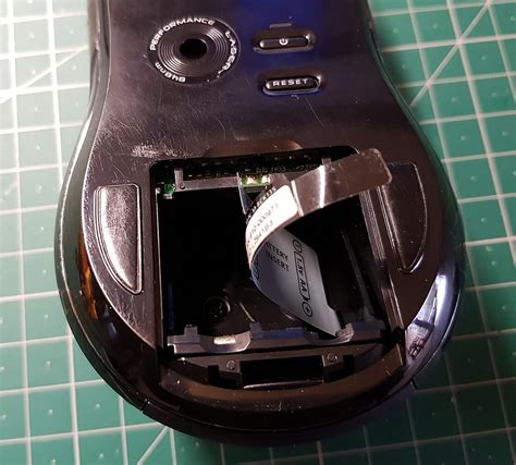 Foto der Unterseite des Nachtlichts mit geöffnetem, verschraubtem Batteriefach