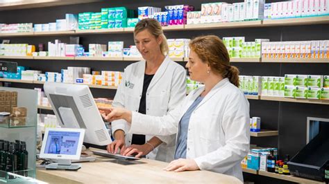 Eine Apothekerin, die einer jungen Mutter die Bedienung einer Milchpumpe erklärt