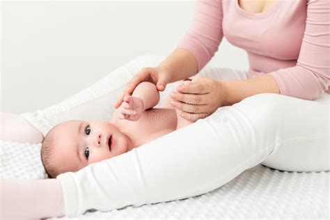 Mutter, die ihr Baby massiert