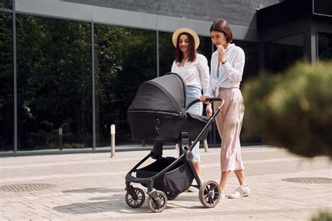 Familie mit einem Kunert Kinderwagen im Freien