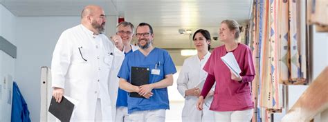 Team eines Kinderwunschzentrums mit Ärzten und medizinischem Fachpersonal