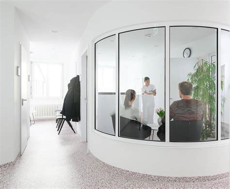 Innenansicht eines modernen Kinderwunschzentrums mit Behandlungsräumen