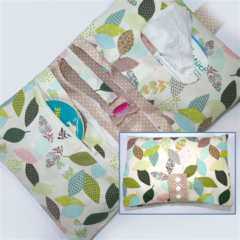 Eine Vielfalt an Windeltaschen in verschiedenen Farben und Designs, die sich leicht in Taschen oder Kinderwagen verstauen lassen.