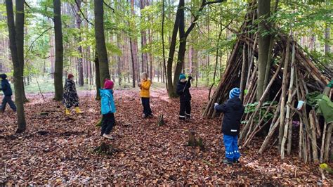 Illustration von Kindern, die im Wald spielen und sich als indigene Völker verkleiden