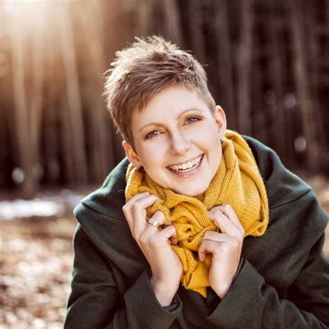 Karolin Schneider im Gespräch mit einer Familie