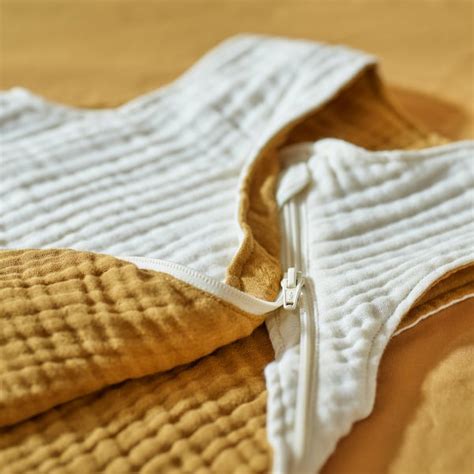 Detailaufnahme eines weichen Bio-Baumwollstoffes eines Babyschlafsacks.