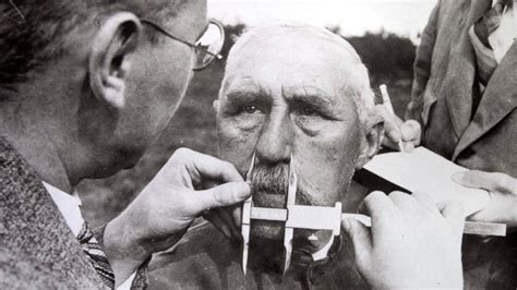 Historische Aufnahme von Wissenschaftlern, die an frühen Kernspaltungsexperimenten arbeiten