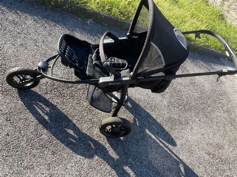 Detailaufnahme eines Quinny Speedi Rades mit Markierungen für Ventil und Reifendruck.