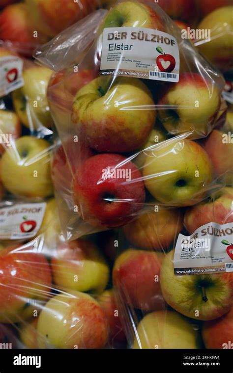 Aufgeschichtete Äpfel der Sorte 'Topaz' in einem Lagerraum.