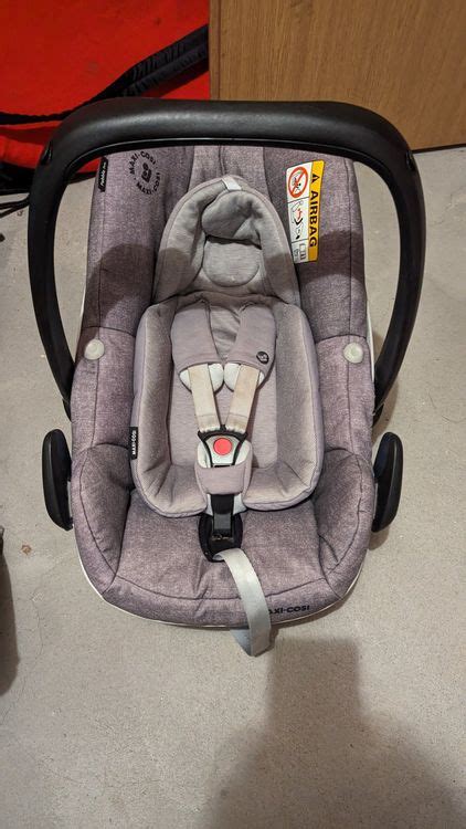 Maxi-Cosi Fußsack im Einsatz mit einer Babyschale