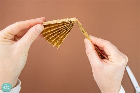 Schema der Lacé-Technik mit gefalteten Papierstreifen und ausgeschnittenen Mustern