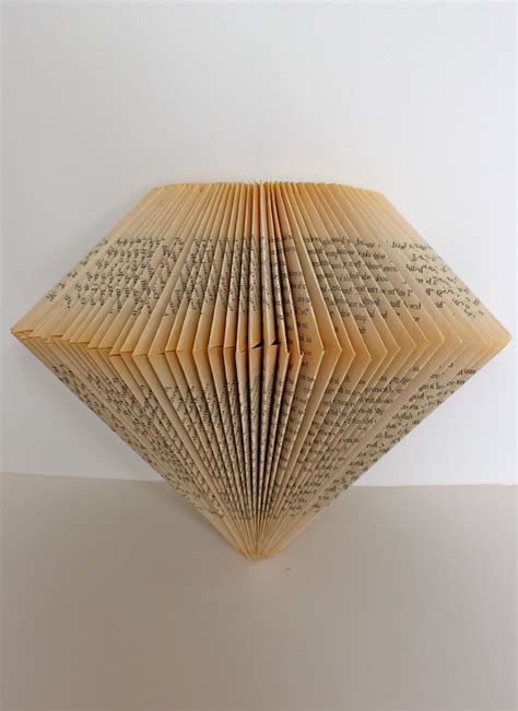 Beispiel eines Kirigami-Buchschnitts mit präzise geschnittenen und gefalteten Motiven