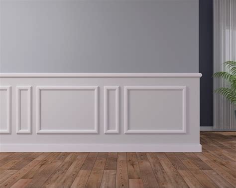 Architektonische Zierleisten an Fensterrahmen und Tür.