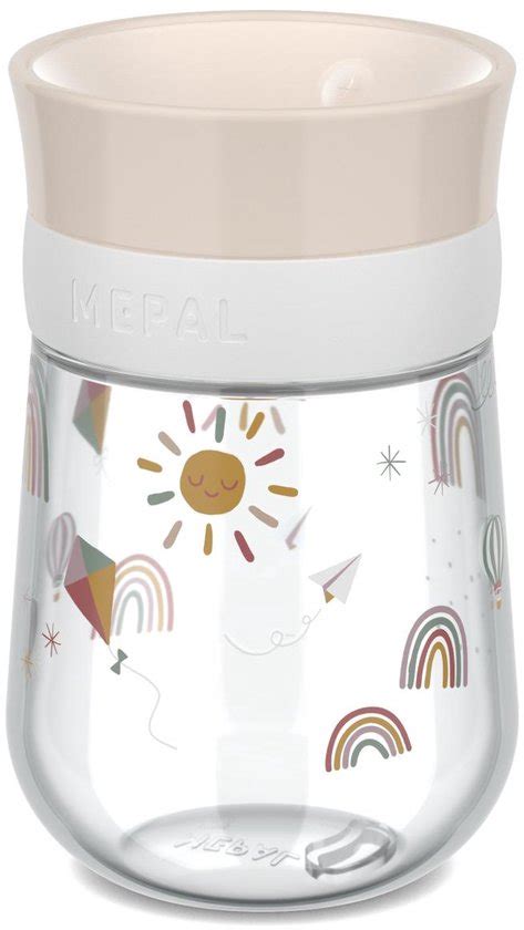 Illustration, die die Robustheit des Mepal Mio 360° Trinklernbechers bei einem Sturz zeigt