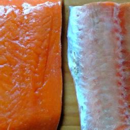 Illustration, die den Unterschied zwischen rohem und eingelegtem Fisch zeigt