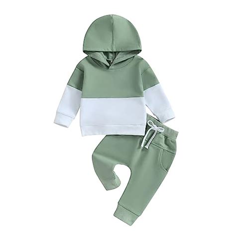 Babykleidung für Jungen in verschiedenen Farben und Stilen