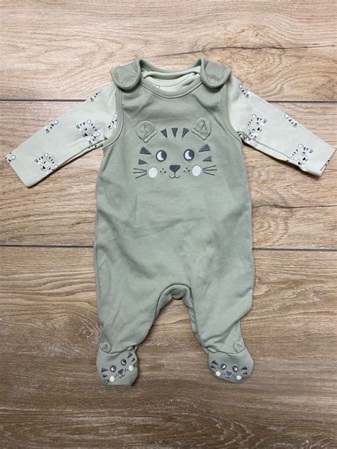 Baby-Strampler und Body als Grundausstattung