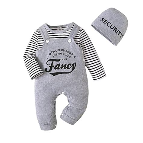 Verschiedene Outfits für Baby-Jungen: Latzhose, Strampler, T-Shirt