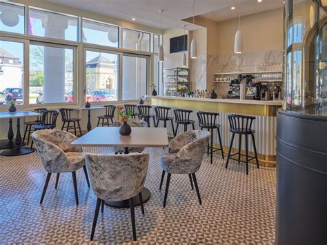 Interieur eines modernen Babymarktes mit einer großen Auswahl an Babyprodukten