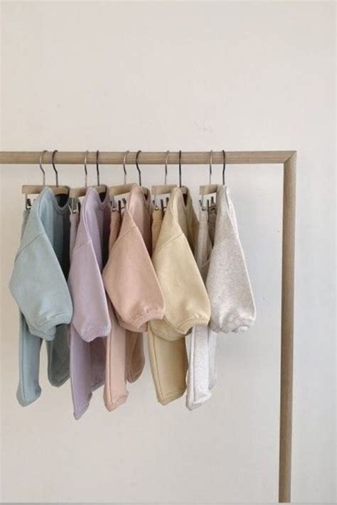 Auswahl an Babykleidung für verschiedene Jahreszeiten