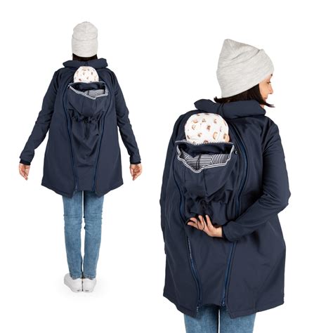Illustration, die zeigt, wie ein Tragecover über einer Jacke und Babytrage angelegt wird.
