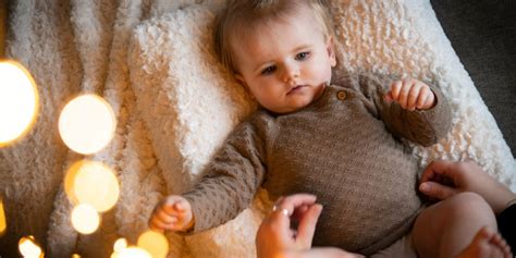 verschiedene Kleidungsstücke aus der Miracle-Kollektion von Baby's Only in verschiedenen Farben