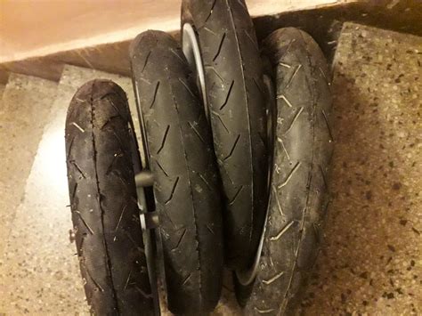 Collage verschiedener Ersatzräder und Zubehörteile für Kinderwagen