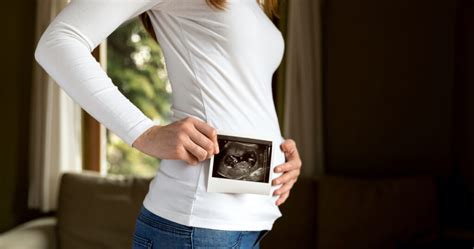 Journalisten interviewen eine Frau mit Babybauch