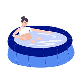 Frau im Wasser bei einer Wassergeburt