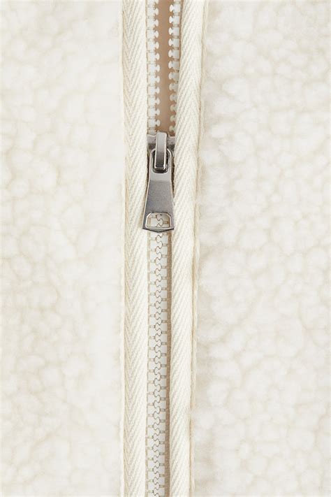 Nahaufnahme von weichem Merino-Lammfell-Futter eines Kinderwagen-Fußsacks