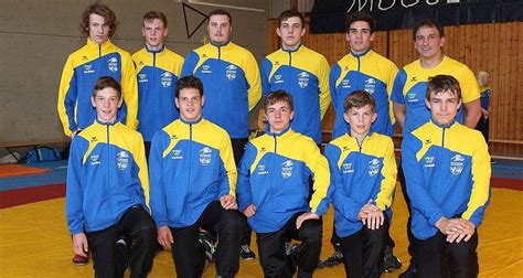 Gruppenfoto einer Ringermannschaft mit ihren Trainern