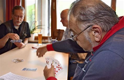 Skatspieler an einem Tisch