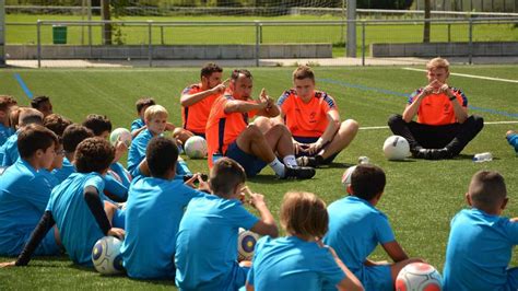 Sportlerteam im Gespräch mit ihrem Trainer
