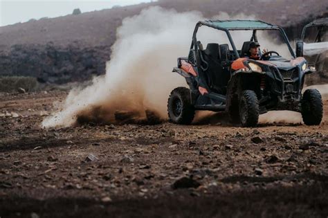Ein Buggy fährt durch schlammiges Gelände