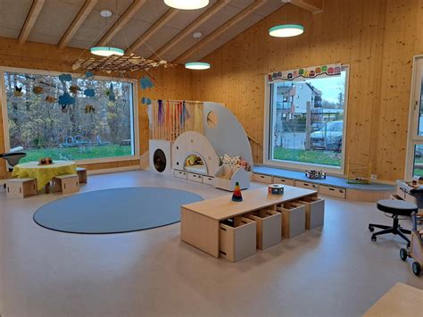 Ein Kleinkind, das sich in einem gemütlichen Gruppenraum der Kinderkrippe sicher und geborgen fühlt