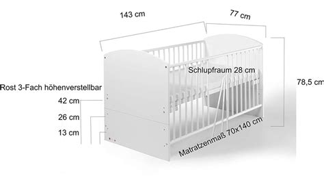 Illustration eines Babybetts mit angebrachtem Nestchen an der Seite, die einer Außenwand zugewandt ist, mit einem kleinen Abstand zur Wand.