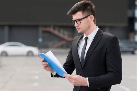 Symbolbild eines Journalisten, der Dokumente prüft