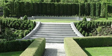 Freitreppe im Kinobereich mit purpurfarbenen Sesseln und integrierten Flaschenhaltern