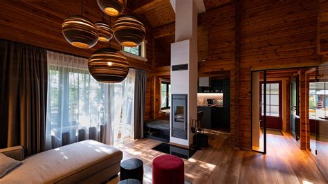 Innenansicht eines modernen Emslandhauses mit gemütlicher Sitzecke und Blick auf die Terrasse.