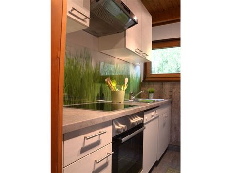 Eine gut ausgestattete Küche in einem Ferienhaus mit verschiedenen Geräten und Geschirr.