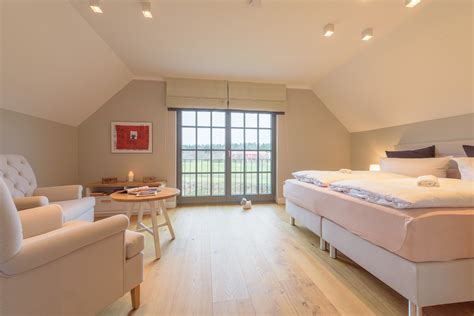 Ein Kinderbett und ein Hochstuhl, bereitgestellt in einem Ferienhaus.