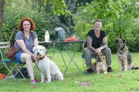 Ein Foto des gastfreundlichen Vermieterpaares mit ihrem Hund Milo im Garten.