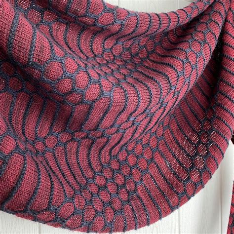 Foto von Babette Ulmer mit Strickutensilien und einem fertigen Babykleidungsstück