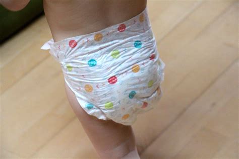 Nahaufnahme von gerollten Windeln, die mit kleinen Gummibändern fixiert sind