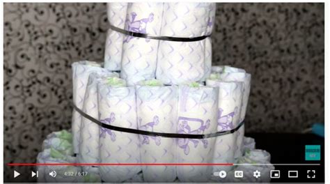 Erste Etage einer Windeltorte, bestehend aus vielen gerollten Windeln, die um eine zentrale Papprolle angeordnet sind