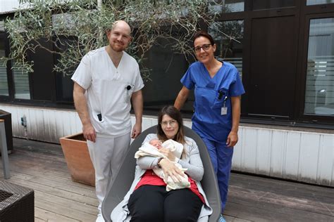 Ein freundliches, einladendes Bild des Kreißsaals oder der Geburtsstation.