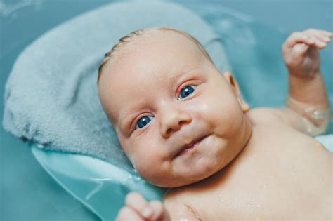 Foto eines Neugeborenen, das von seinen Eltern gehalten wird