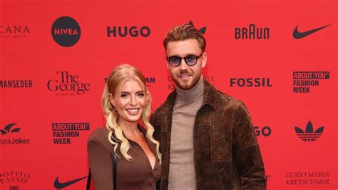 Foto von Antonia Russell, lächelnd und mit einem freundlichen Ausdruck