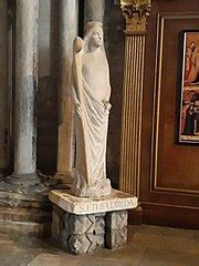 Foto des Heritage Floor mit den zahlreichen Kacheln und Inschriften